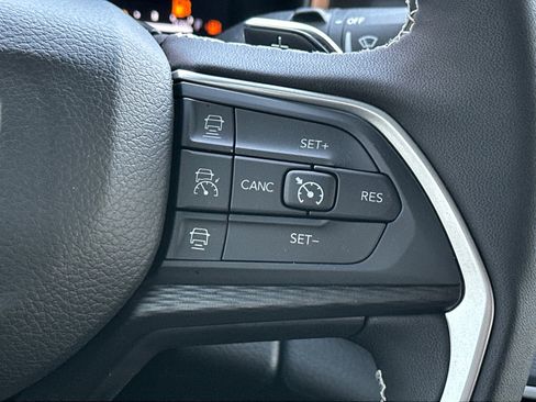 Used 2025 Jeep Grand Cherokee Altitude image 11