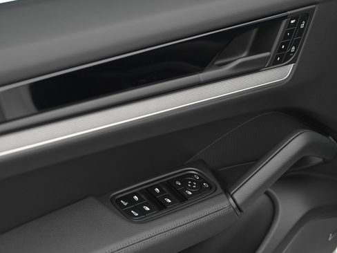 Used 2025 Porsche Cayenne image 35