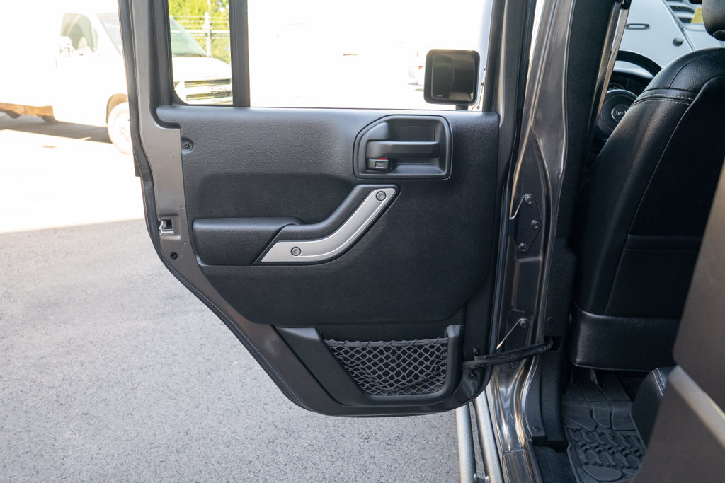 Used 2016 Jeep Wrangler Unlimited Rubicon AWD/4WD image 16