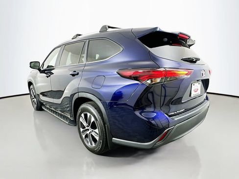 Used 2025 Toyota Highlander XLE FWD image 7