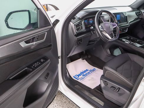Used 2024 Volkswagen Atlas Cross Sport SE FWD image 3