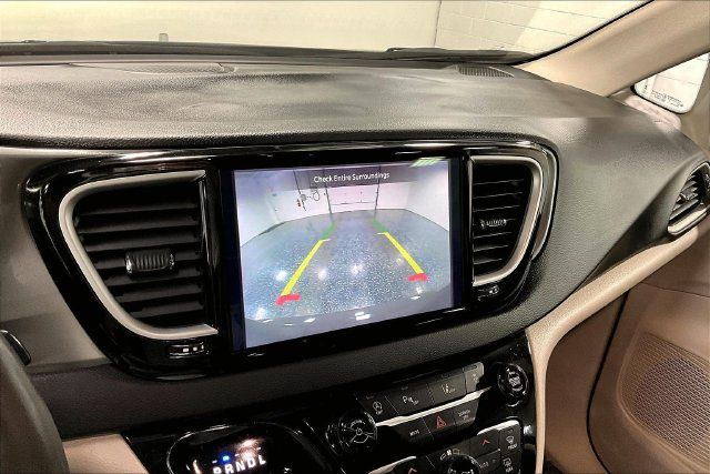 Used 2023 Chrysler Pacifica Touring-L FWD image 14