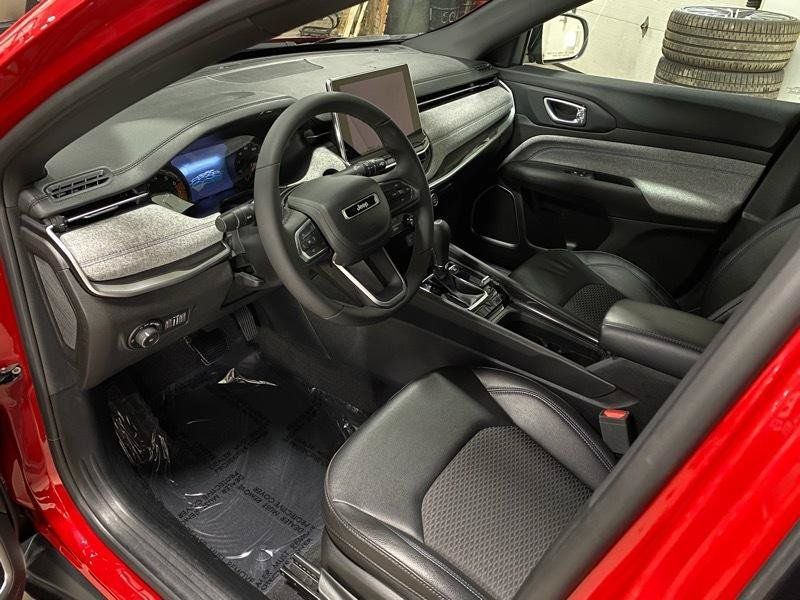 Used 2024 Jeep Compass Latitude AWD/4WD image 9