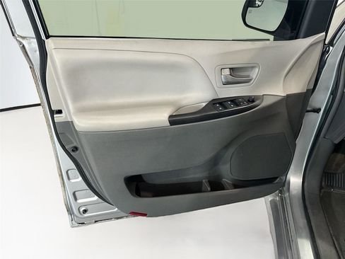 Used 2018 Toyota Sienna LE FWD image 8