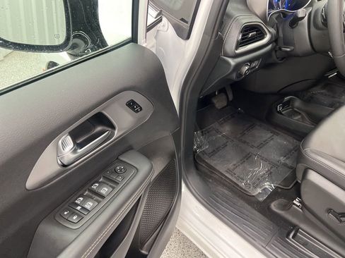 Used 2025 Chrysler Pacifica Select image 18