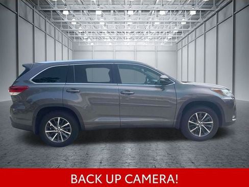 Used 2017 Toyota Highlander XLE AWD/4WD image 5