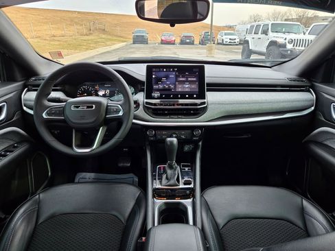 Used 2023 Jeep Compass Latitude w/ Mopar Graphics Package image 17