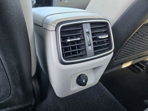 Used 2023 Genesis G70 2.0T image 30