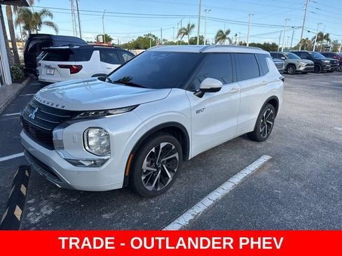 Used 2025 Mitsubishi Outlander image 1