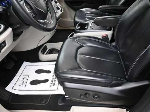 Used 2023 Chrysler Pacifica Touring-L FWD image 15
