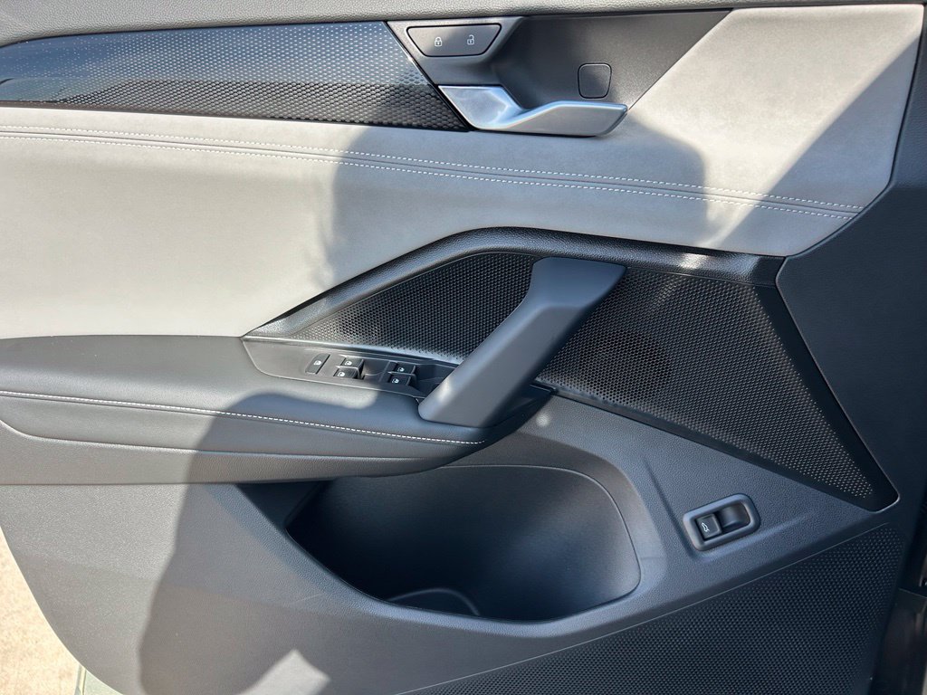 New 2026 Volkswagen Tiguan SE R-Line FWD image 18