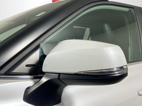 Used 2024 Toyota Highlander XLE image 12