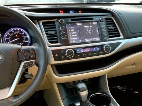 Used 2019 Toyota Highlander XLE FWD image 6