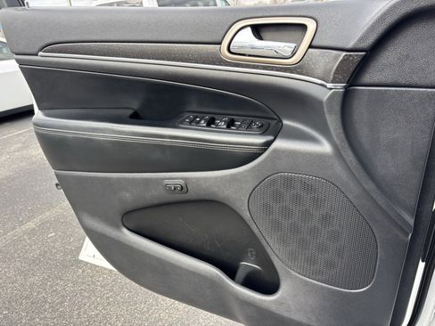 Used 2017 Jeep Grand Cherokee Limited image 16