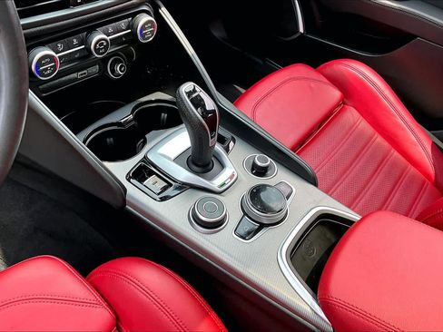 Used 2023 Alfa Romeo Giulia Veloce RWD image 17