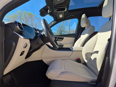 Used 2025 Mercedes-Benz GLC 300 4MATIC image 16