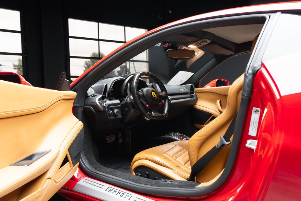 Used 2015 Ferrari 458 Italia Coupe RWD image 31