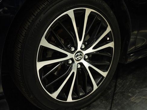 Used 2018 Toyota Camry SE FWD image 3