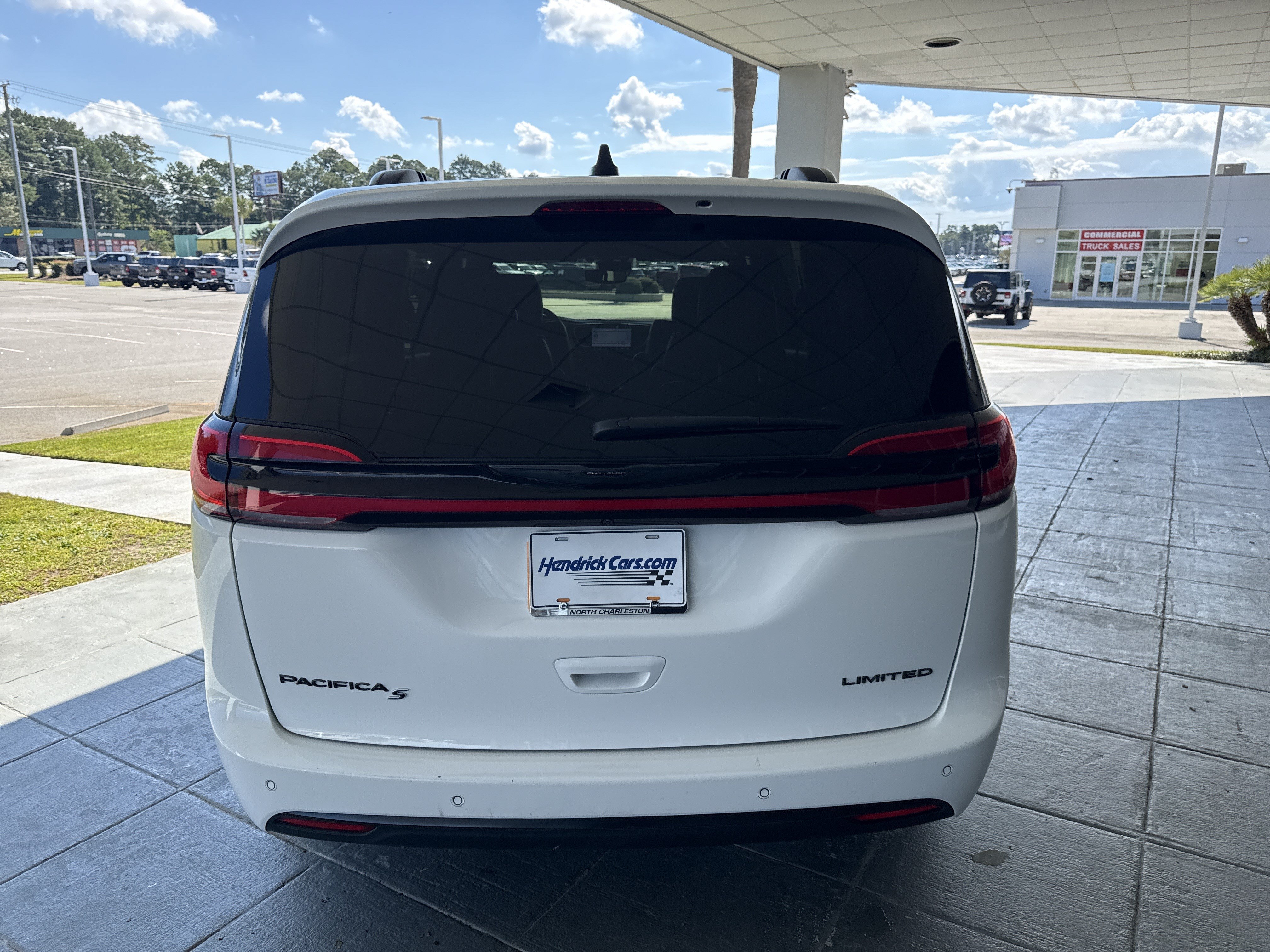 Used 2025 Chrysler Pacifica Limited FWD image 8