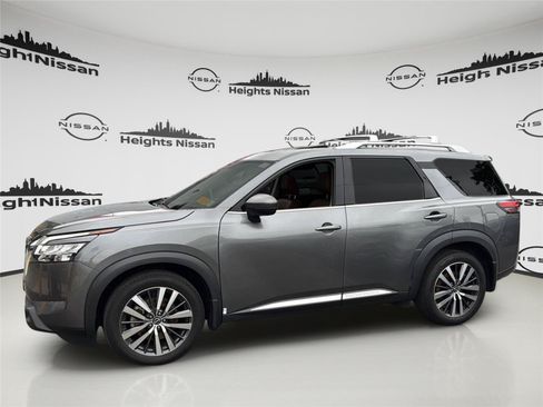 Used 2022 Nissan Pathfinder Platinum w/ Cargo Package AWD/4WD image 2