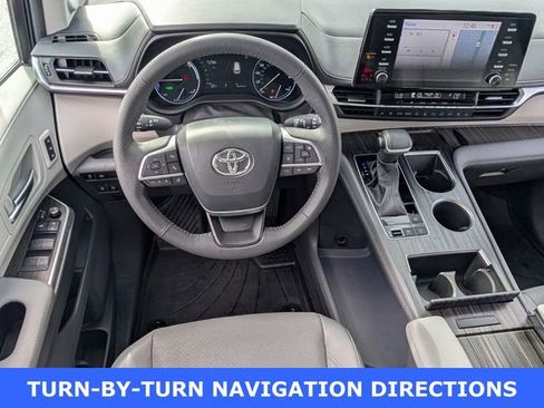 Used 2024 Toyota Sienna Limited image 7