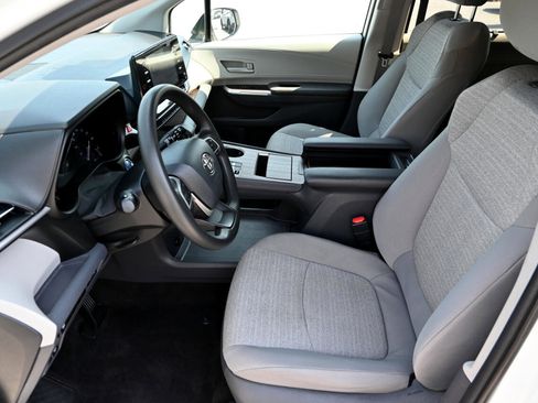 Used 2021 Toyota Sienna LE image 18