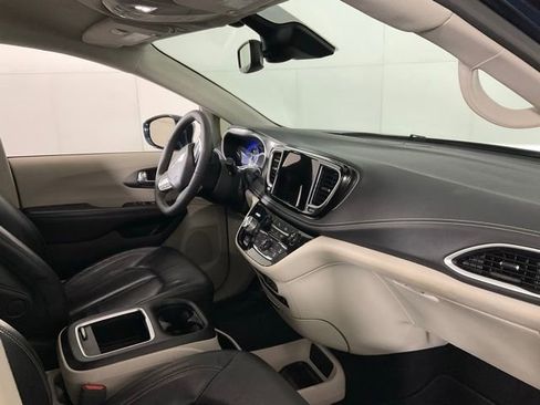 Used 2022 Chrysler Pacifica Touring-L AWD/4WD image 29