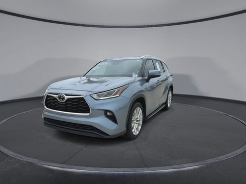 Used 2023 Toyota Highlander Limited image 4