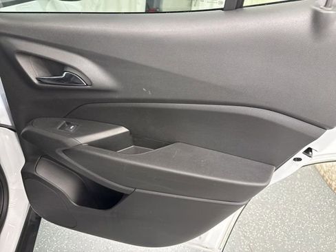 Used 2025 Chevrolet Trax LT w/ LT Convenience Package FWD image 11