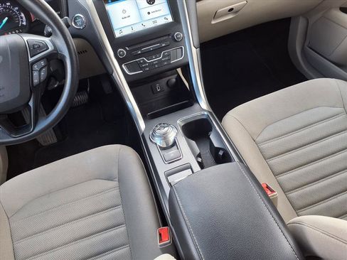 Used 2018 Ford Fusion SE w/ Fusion SE Technology Package image 9