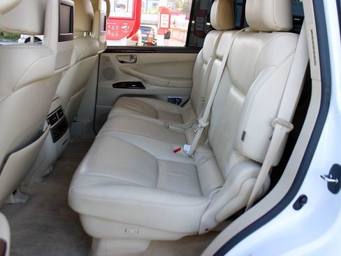 Used 2015 Lexus LX 570 4WD w/ Luxury Package image 18