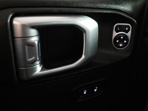 Used 2018 Jeep Wrangler Unlimited Sport S AWD/4WD image 34