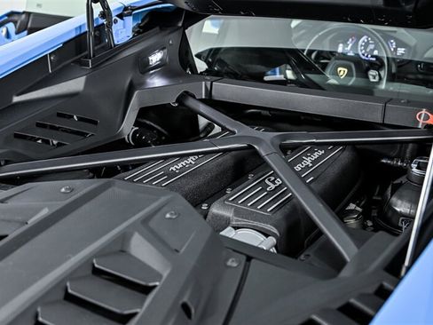Used 2021 Lamborghini Huracan EVO RWD image 12