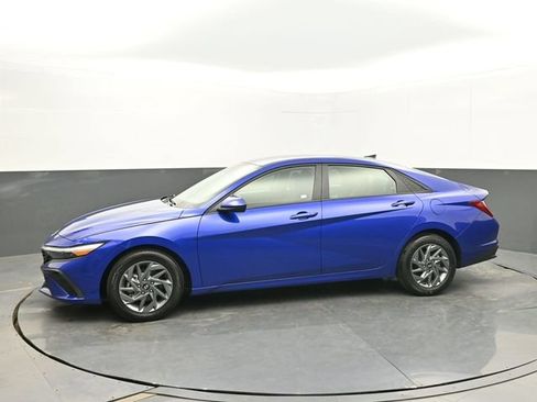 Used 2024 Hyundai Elantra SEL FWD image 2