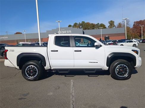 Used 2024 Toyota Tacoma TRD Off-Road image 3