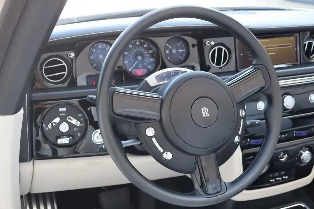 Used 2015 Rolls-Royce Phantom Drophead Coupe RWD image 25