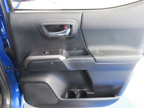 Used 2018 Toyota Tacoma TRD Off-Road w/ Technology Package image 29