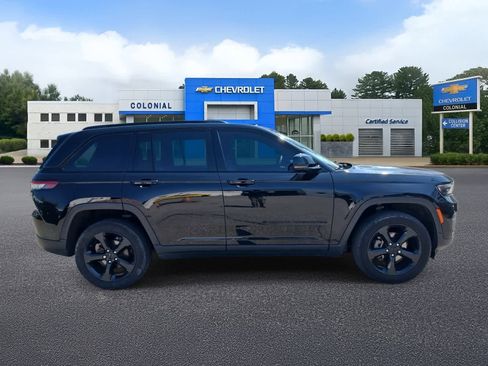 Used 2023 Jeep Grand Cherokee Altitude AWD/4WD image 3