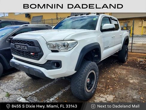 Used 2020 Toyota Tacoma TRD Off-Road image 2