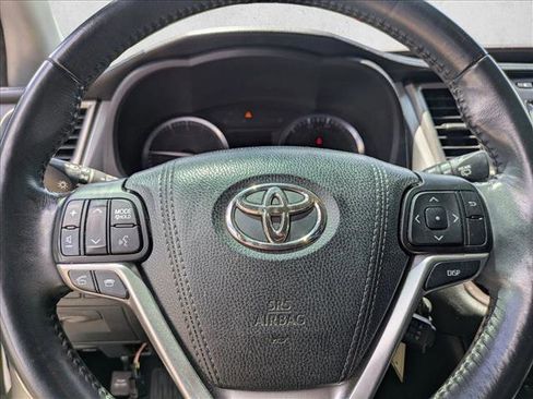 Used 2015 Toyota Highlander Plus FWD image 13