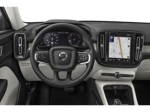 Used 2022 Volvo XC40 T4 Momentum FWD image 7