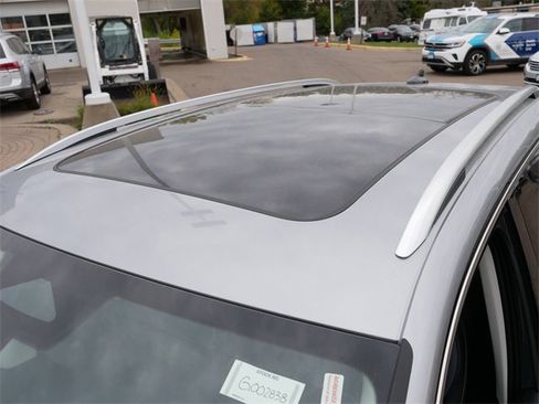 New 2025 Volkswagen Tiguan SE image 6