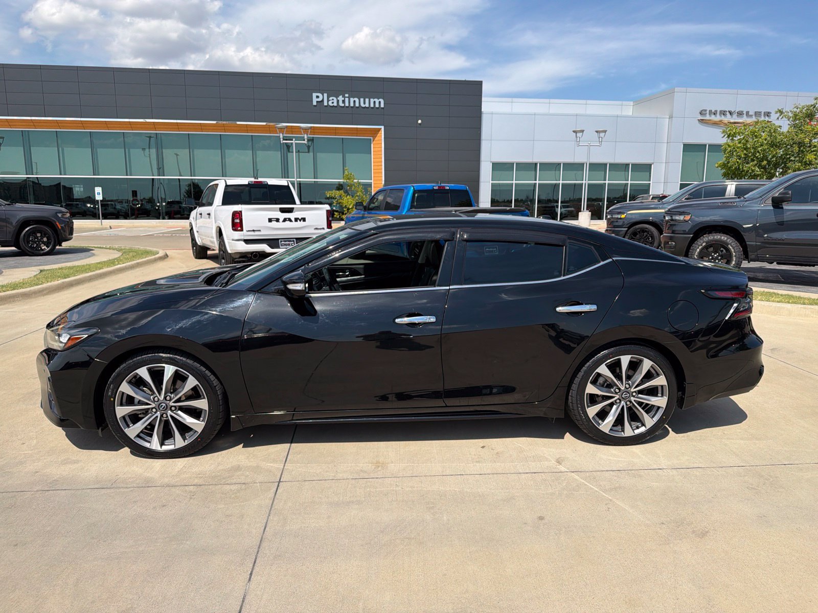 Used 2023 Nissan Maxima Platinum w/ Sport Mat Group FWD image 2