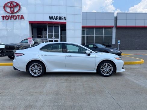 Used 2018 Toyota Camry XLE FWD image 8