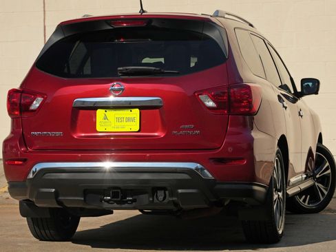 Used 2017 Nissan Pathfinder Platinum w/ Family Entertainment Package AWD/4WD image 4