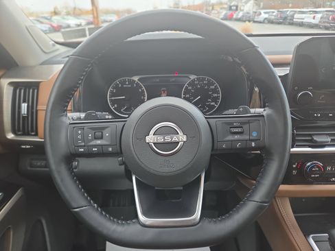 Used 2022 Nissan Pathfinder Platinum w/ Cargo Package image 18