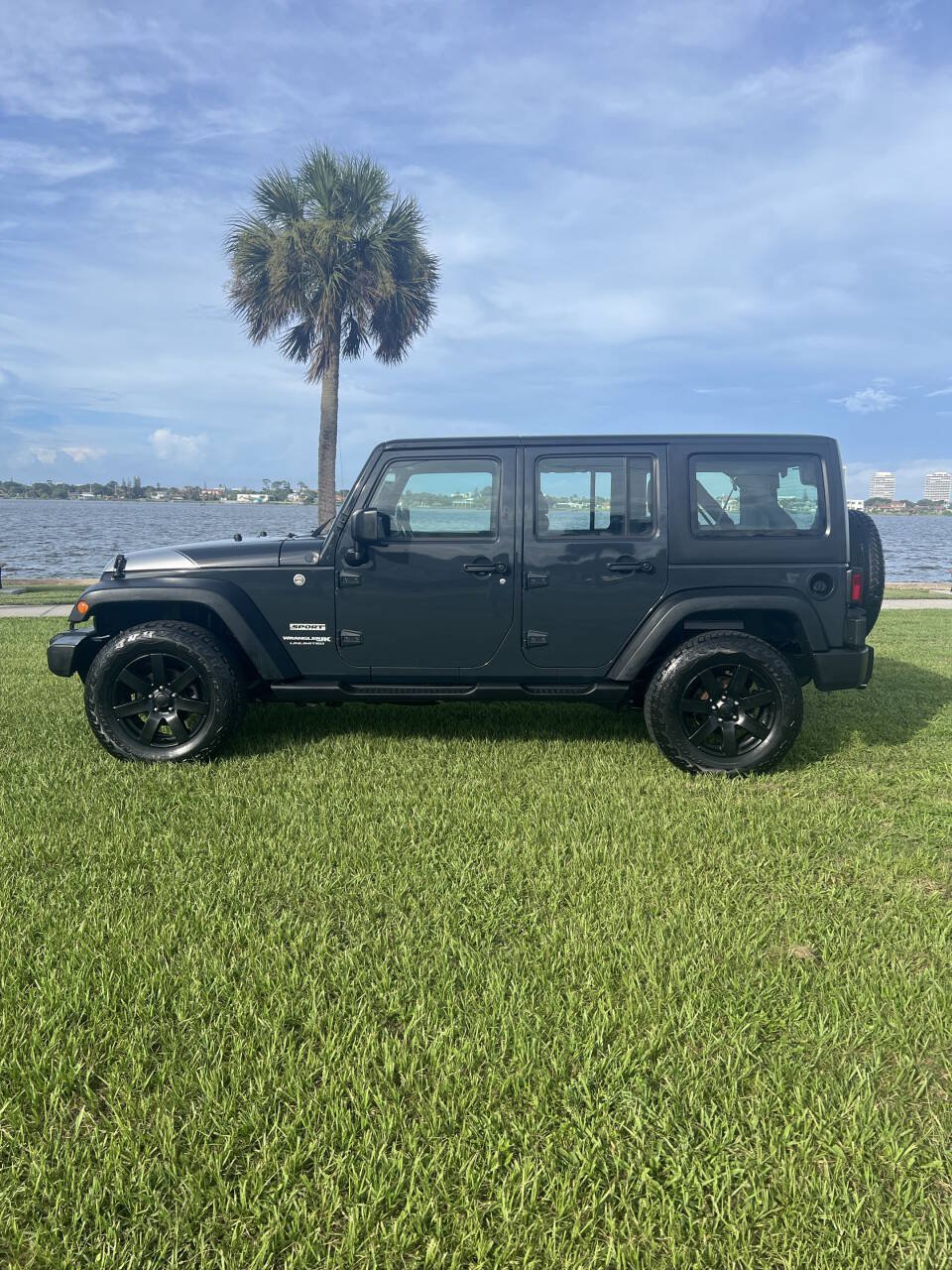 Used 2018 Jeep Wrangler Unlimited Sport w/ Connectivity Group AWD/4WD image 2