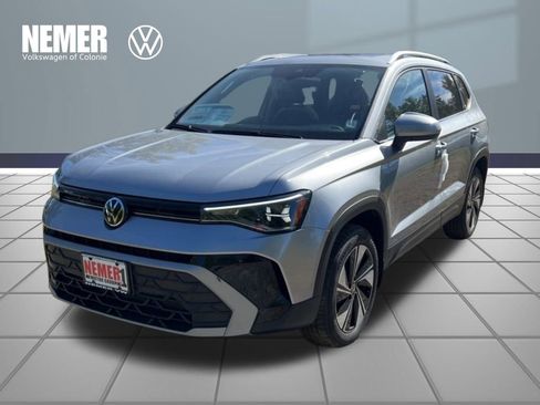New 2025 Volkswagen Taos SE image 1