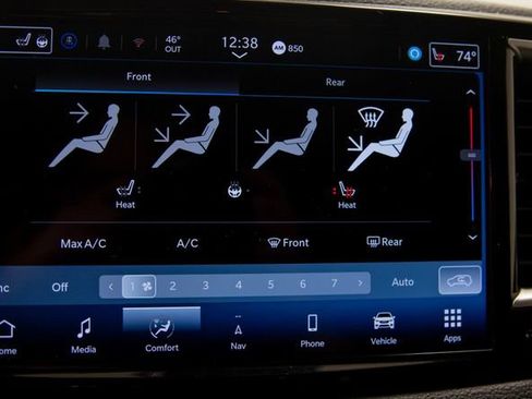 Used 2024 Chrysler Pacifica Limited FWD image 29