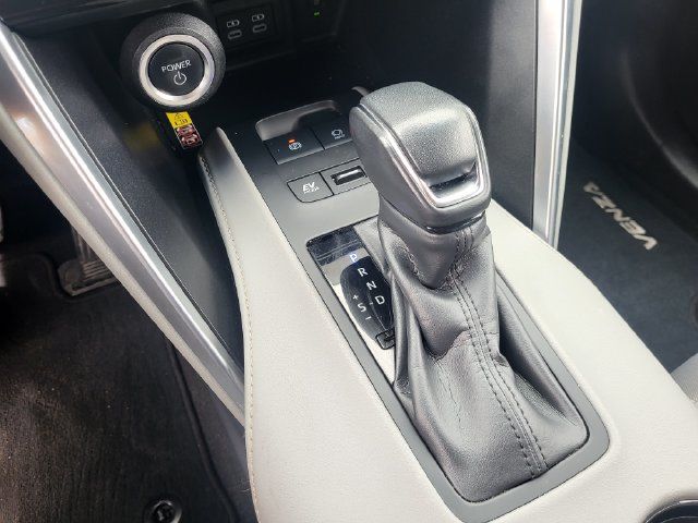 Used 2024 Toyota Venza LE AWD/4WD image 19